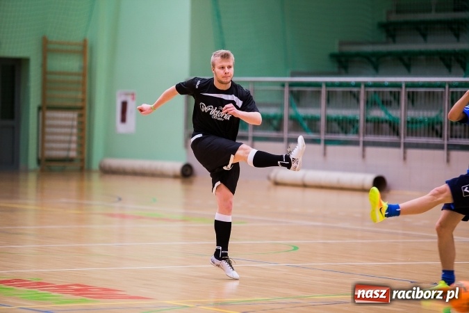 Zdjęcie w galerii na portalu naszraciborz.pl: Poniedziałkowe emocje w Halowej Lidze Piłki Nożnej wiadomości z regionu
