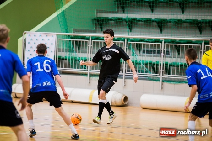 Zdjęcie w galerii na portalu naszraciborz.pl: Poniedziałkowe emocje w Halowej Lidze Piłki Nożnej wiadomości z regionu