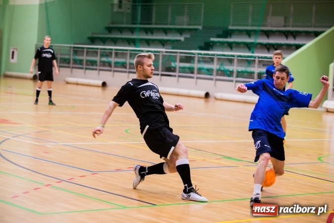 Zdjęcie w galerii na portalu naszraciborz.pl: Poniedziałkowe emocje w Halowej Lidze Piłki Nożnej wiadomości z regionu