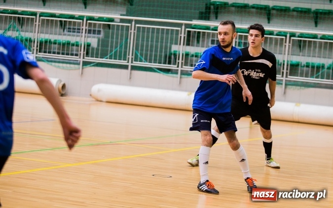 Zdjęcie w galerii na portalu naszraciborz.pl: Poniedziałkowe emocje w Halowej Lidze Piłki Nożnej wiadomości z regionu