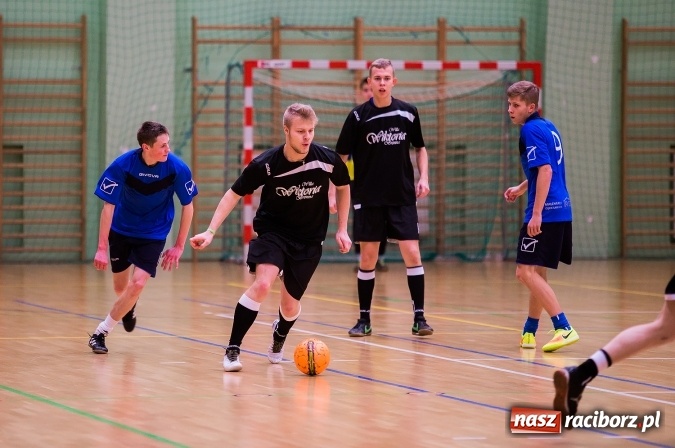 Zdjęcie w galerii na portalu naszraciborz.pl: Poniedziałkowe emocje w Halowej Lidze Piłki Nożnej wiadomości z regionu