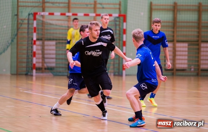 Zdjęcie w galerii na portalu naszraciborz.pl: Poniedziałkowe emocje w Halowej Lidze Piłki Nożnej wiadomości z regionu