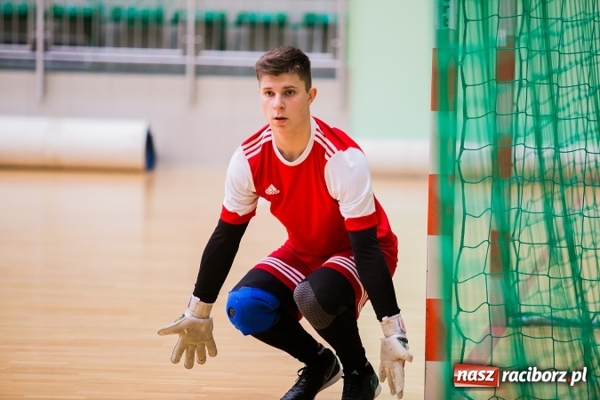 Zdjęcie w galerii na portalu naszraciborz.pl: Poniedziałkowe emocje w Halowej Lidze Piłki Nożnej wiadomości z regionu