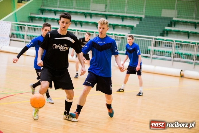 Zdjęcie w galerii na portalu naszraciborz.pl: Poniedziałkowe emocje w Halowej Lidze Piłki Nożnej wiadomości z regionu
