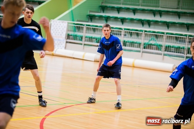Zdjęcie w galerii na portalu naszraciborz.pl: Poniedziałkowe emocje w Halowej Lidze Piłki Nożnej wiadomości z regionu
