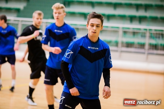 Zdjęcie w galerii na portalu naszraciborz.pl: Poniedziałkowe emocje w Halowej Lidze Piłki Nożnej wiadomości z regionu