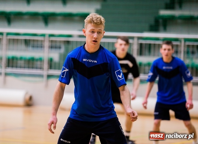 Zdjęcie w galerii na portalu naszraciborz.pl: Poniedziałkowe emocje w Halowej Lidze Piłki Nożnej wiadomości z regionu