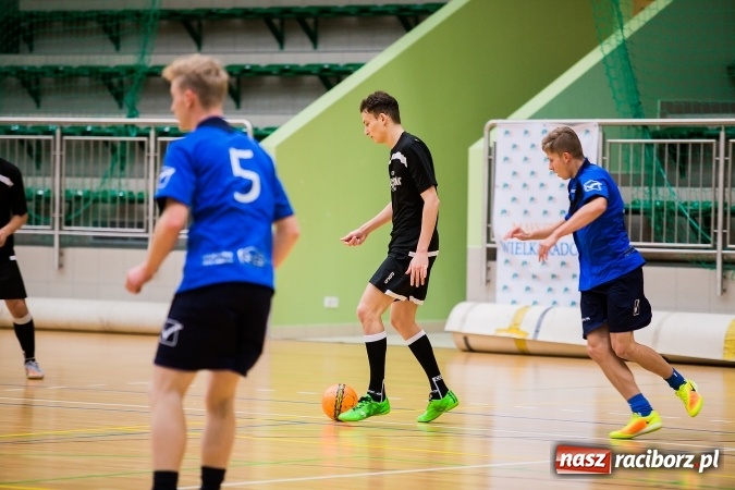 Zdjęcie w galerii na portalu naszraciborz.pl: Poniedziałkowe emocje w Halowej Lidze Piłki Nożnej wiadomości z regionu