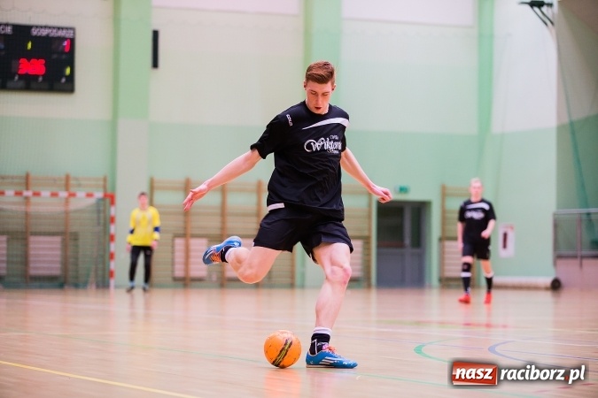 Zdjęcie w galerii na portalu naszraciborz.pl: Poniedziałkowe emocje w Halowej Lidze Piłki Nożnej wiadomości z regionu