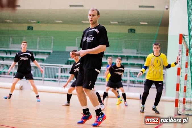 Zdjęcie w galerii na portalu naszraciborz.pl: Poniedziałkowe emocje w Halowej Lidze Piłki Nożnej wiadomości z regionu