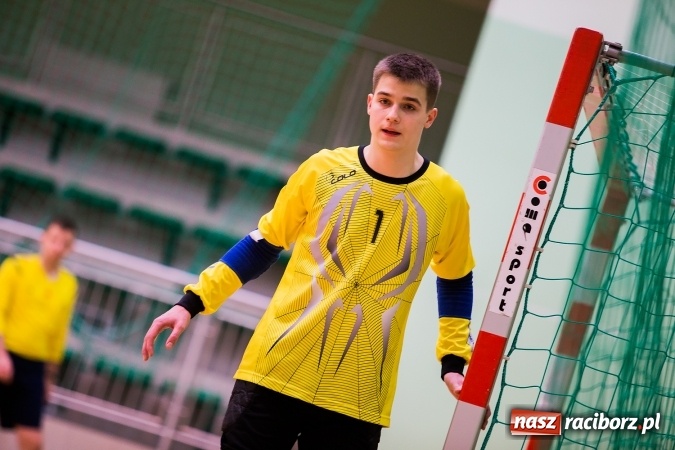 Zdjęcie w galerii na portalu naszraciborz.pl: Poniedziałkowe emocje w Halowej Lidze Piłki Nożnej wiadomości z regionu