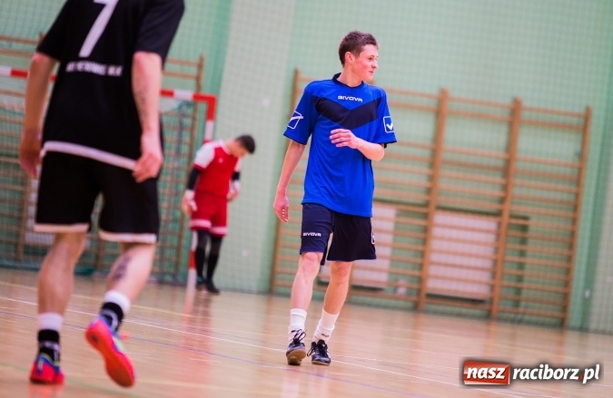 Zdjęcie w galerii na portalu naszraciborz.pl: Poniedziałkowe emocje w Halowej Lidze Piłki Nożnej wiadomości z regionu