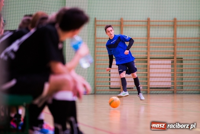 Zdjęcie w galerii na portalu naszraciborz.pl: Poniedziałkowe emocje w Halowej Lidze Piłki Nożnej wiadomości z regionu
