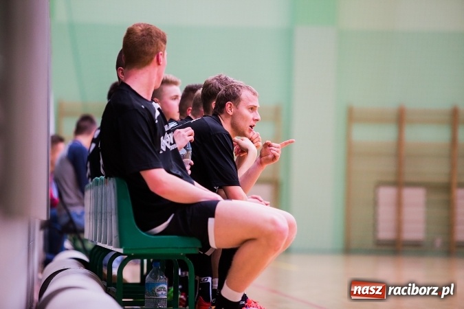 Zdjęcie w galerii na portalu naszraciborz.pl: Poniedziałkowe emocje w Halowej Lidze Piłki Nożnej wiadomości z regionu