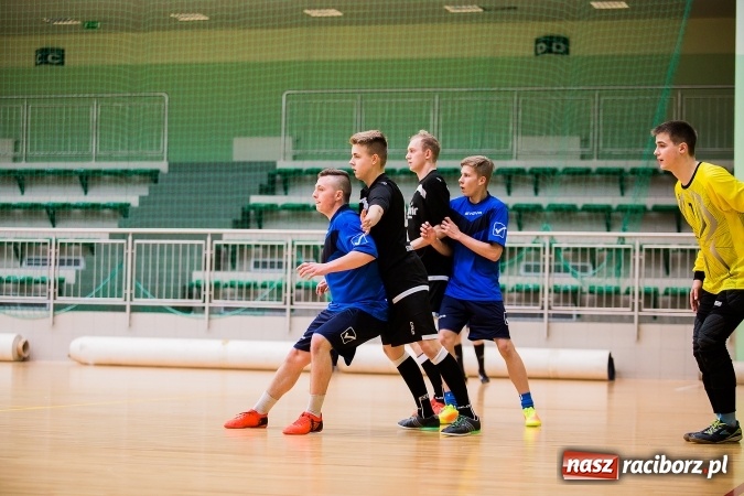 Zdjęcie w galerii na portalu naszraciborz.pl: Poniedziałkowe emocje w Halowej Lidze Piłki Nożnej wiadomości z regionu