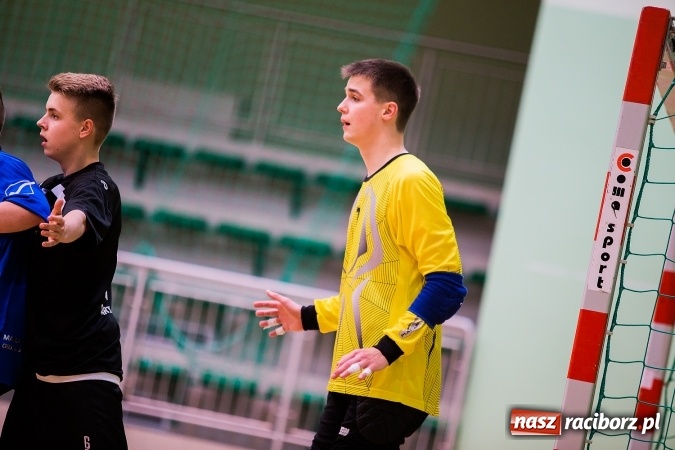 Zdjęcie w galerii na portalu naszraciborz.pl: Poniedziałkowe emocje w Halowej Lidze Piłki Nożnej wiadomości z regionu