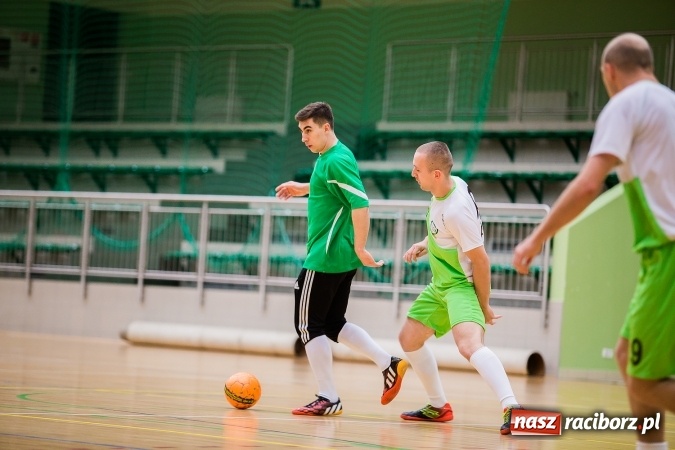 Zdjęcie w galerii na portalu naszraciborz.pl: Poniedziałkowe emocje w Halowej Lidze Piłki Nożnej wiadomości z regionu
