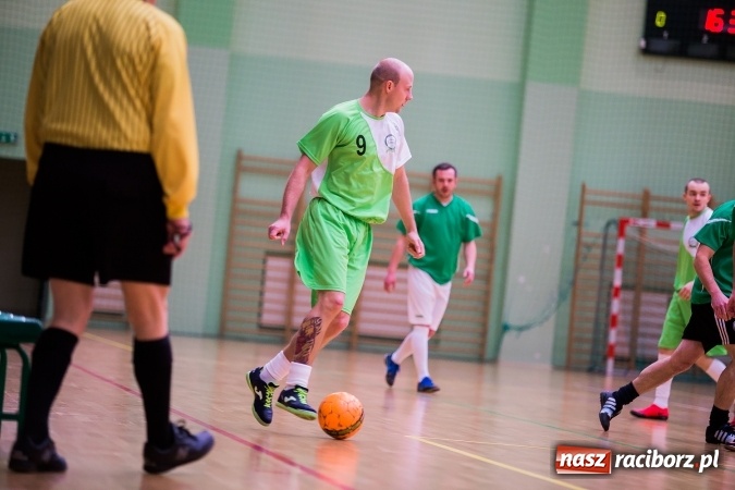 Zdjęcie w galerii na portalu naszraciborz.pl: Poniedziałkowe emocje w Halowej Lidze Piłki Nożnej wiadomości z regionu