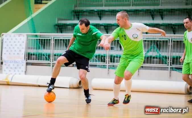 Zdjęcie w galerii na portalu naszraciborz.pl: Poniedziałkowe emocje w Halowej Lidze Piłki Nożnej wiadomości z regionu