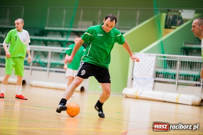 Zdjęcie w galerii na portalu naszraciborz.pl: Poniedziałkowe emocje w Halowej Lidze Piłki Nożnej wiadomości z regionu