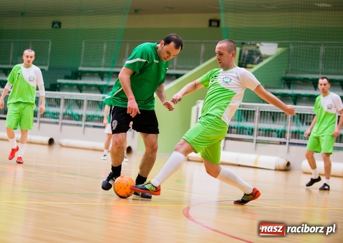 Zdjęcie w galerii na portalu naszraciborz.pl: Poniedziałkowe emocje w Halowej Lidze Piłki Nożnej wiadomości z regionu