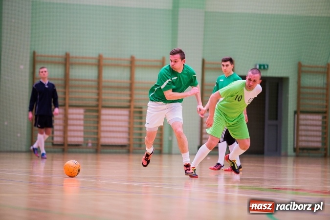 Zdjęcie w galerii na portalu naszraciborz.pl: Poniedziałkowe emocje w Halowej Lidze Piłki Nożnej wiadomości z regionu