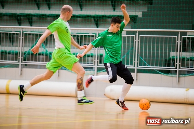 Zdjęcie w galerii na portalu naszraciborz.pl: Poniedziałkowe emocje w Halowej Lidze Piłki Nożnej wiadomości z regionu
