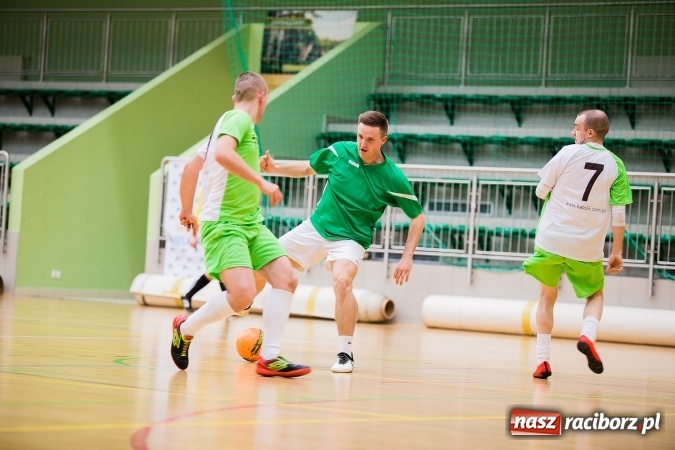Zdjęcie w galerii na portalu naszraciborz.pl: Poniedziałkowe emocje w Halowej Lidze Piłki Nożnej wiadomości z regionu
