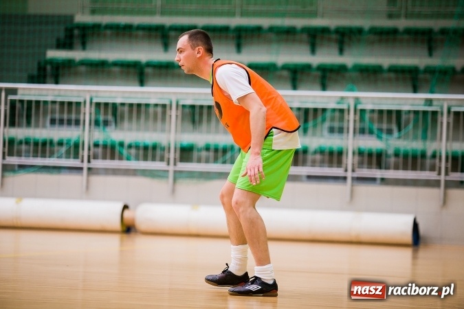 Zdjęcie w galerii na portalu naszraciborz.pl: Poniedziałkowe emocje w Halowej Lidze Piłki Nożnej wiadomości z regionu