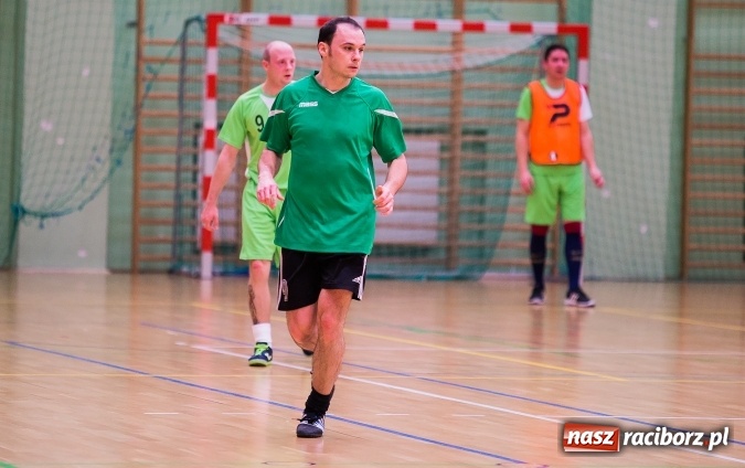 Zdjęcie w galerii na portalu naszraciborz.pl: Poniedziałkowe emocje w Halowej Lidze Piłki Nożnej wiadomości z regionu