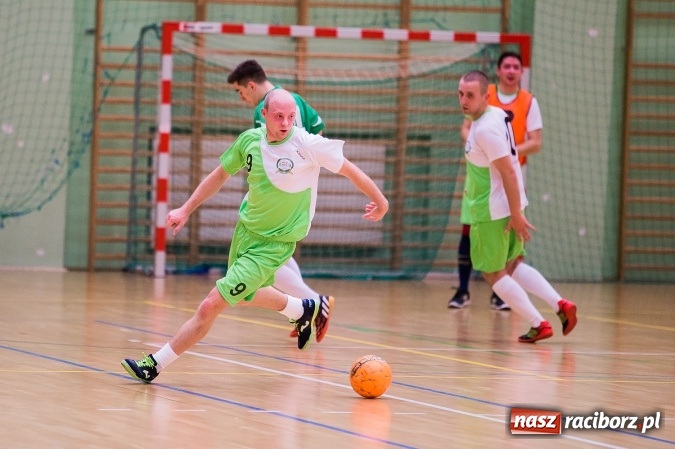 Zdjęcie w galerii na portalu naszraciborz.pl: Poniedziałkowe emocje w Halowej Lidze Piłki Nożnej wiadomości z regionu