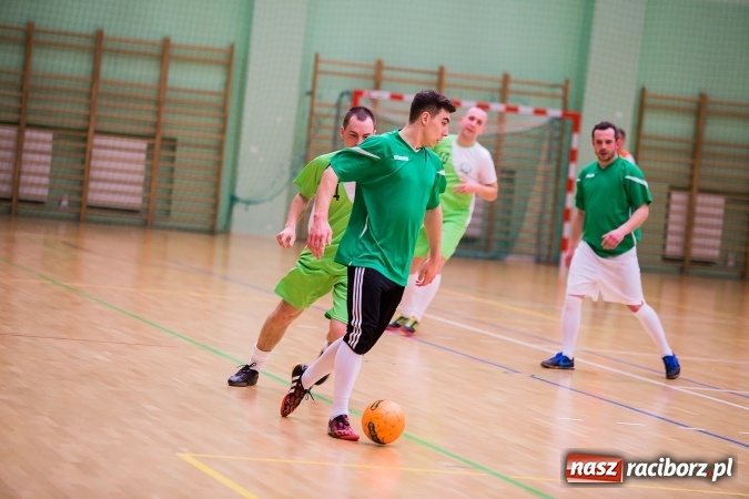 Zdjęcie w galerii na portalu naszraciborz.pl: Poniedziałkowe emocje w Halowej Lidze Piłki Nożnej wiadomości z regionu