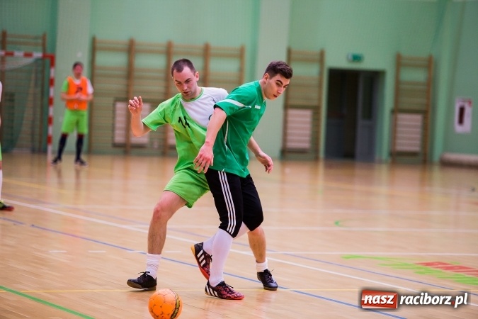 Zdjęcie w galerii na portalu naszraciborz.pl: Poniedziałkowe emocje w Halowej Lidze Piłki Nożnej wiadomości z regionu