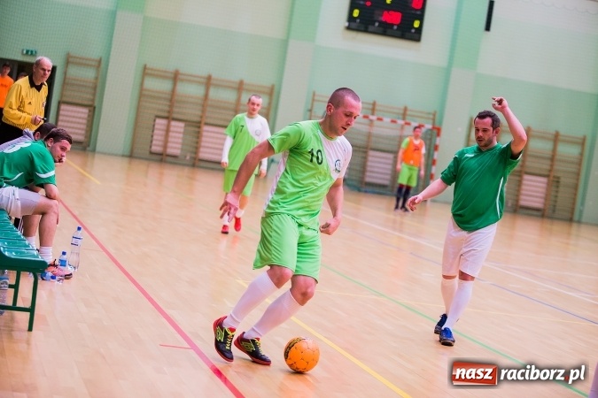 Zdjęcie w galerii na portalu naszraciborz.pl: Poniedziałkowe emocje w Halowej Lidze Piłki Nożnej wiadomości z regionu