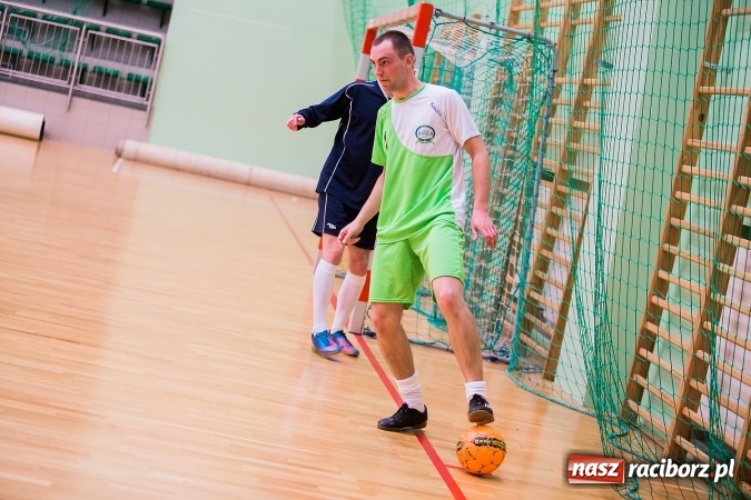 Zdjęcie w galerii na portalu naszraciborz.pl: Poniedziałkowe emocje w Halowej Lidze Piłki Nożnej wiadomości z regionu