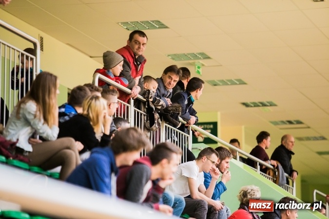 Zdjęcie w galerii na portalu naszraciborz.pl: Poniedziałkowe emocje w Halowej Lidze Piłki Nożnej wiadomości z regionu