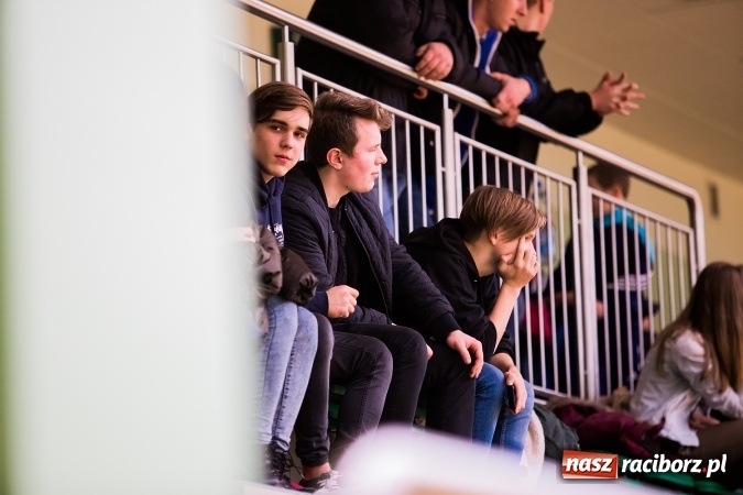 Zdjęcie w galerii na portalu naszraciborz.pl: Poniedziałkowe emocje w Halowej Lidze Piłki Nożnej wiadomości z regionu