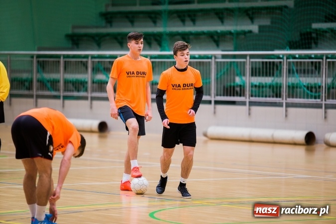 Zdjęcie w galerii na portalu naszraciborz.pl: Poniedziałkowe emocje w Halowej Lidze Piłki Nożnej wiadomości z regionu