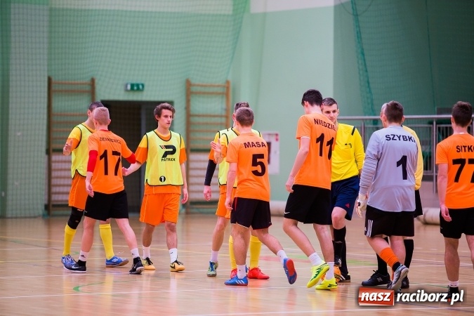 Zdjęcie w galerii na portalu naszraciborz.pl: Poniedziałkowe emocje w Halowej Lidze Piłki Nożnej wiadomości z regionu