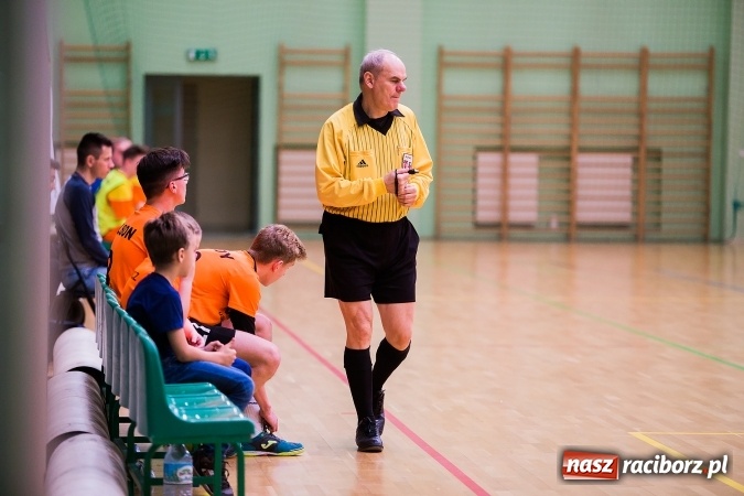 Zdjęcie w galerii na portalu naszraciborz.pl: Poniedziałkowe emocje w Halowej Lidze Piłki Nożnej wiadomości z regionu