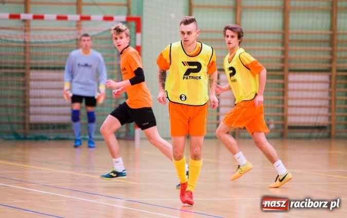 Zdjęcie w galerii na portalu naszraciborz.pl: Poniedziałkowe emocje w Halowej Lidze Piłki Nożnej wiadomości z regionu