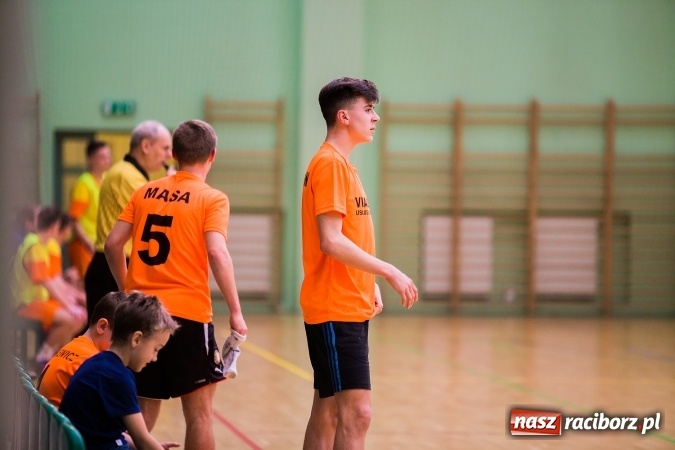 Zdjęcie w galerii na portalu naszraciborz.pl: Poniedziałkowe emocje w Halowej Lidze Piłki Nożnej wiadomości z regionu