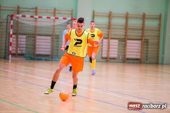 Zdjęcie w galerii na portalu naszraciborz.pl: Poniedziałkowe emocje w Halowej Lidze Piłki Nożnej wiadomości z regionu