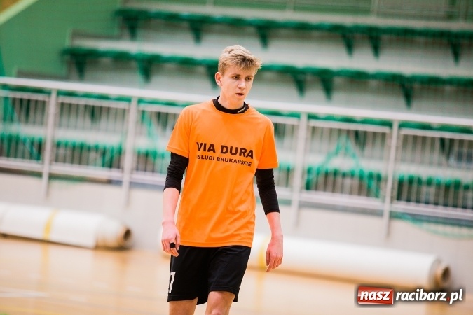 Zdjęcie w galerii na portalu naszraciborz.pl: Poniedziałkowe emocje w Halowej Lidze Piłki Nożnej wiadomości z regionu