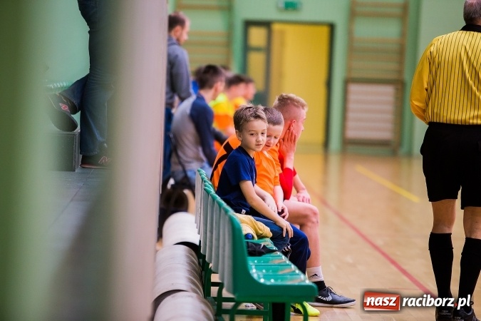 Zdjęcie w galerii na portalu naszraciborz.pl: Poniedziałkowe emocje w Halowej Lidze Piłki Nożnej wiadomości z regionu