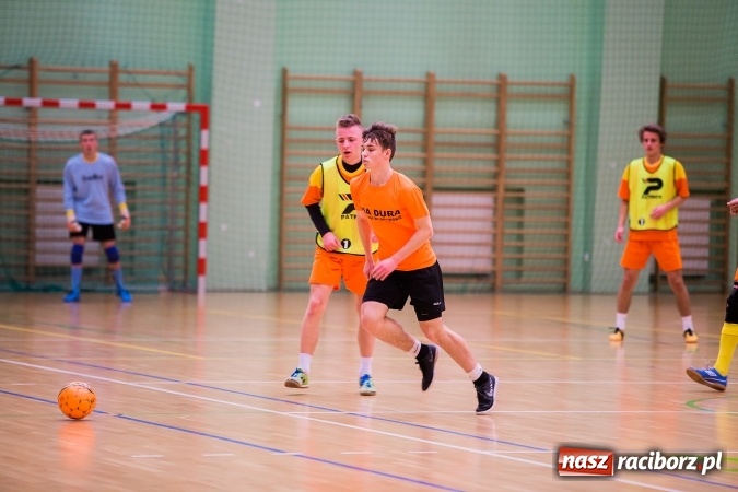 Zdjęcie w galerii na portalu naszraciborz.pl: Poniedziałkowe emocje w Halowej Lidze Piłki Nożnej wiadomości z regionu