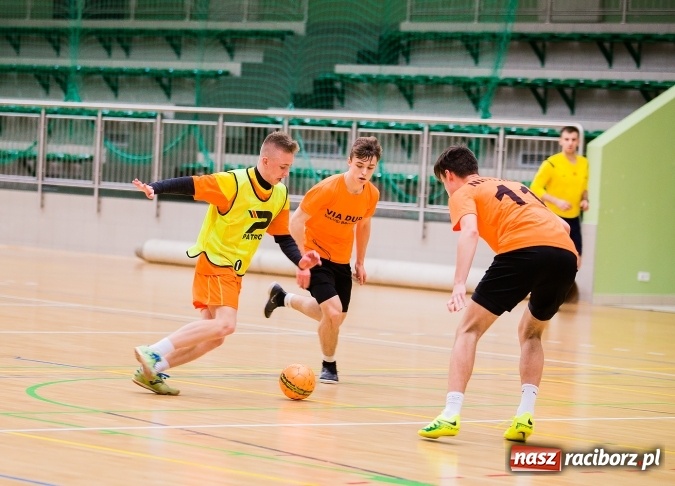 Zdjęcie w galerii na portalu naszraciborz.pl: Poniedziałkowe emocje w Halowej Lidze Piłki Nożnej wiadomości z regionu