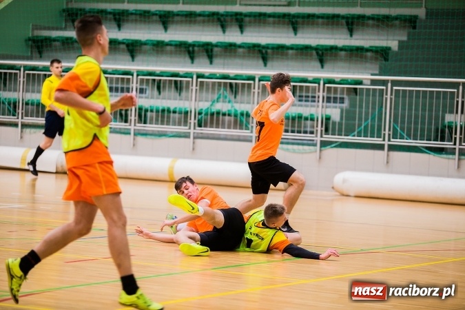 Zdjęcie w galerii na portalu naszraciborz.pl: Poniedziałkowe emocje w Halowej Lidze Piłki Nożnej wiadomości z regionu