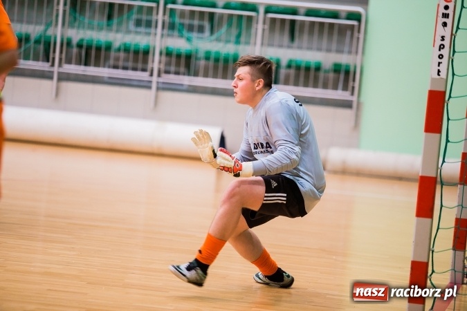 Zdjęcie w galerii na portalu naszraciborz.pl: Poniedziałkowe emocje w Halowej Lidze Piłki Nożnej wiadomości z regionu