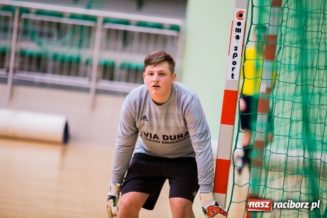 Zdjęcie w galerii na portalu naszraciborz.pl: Poniedziałkowe emocje w Halowej Lidze Piłki Nożnej wiadomości z regionu